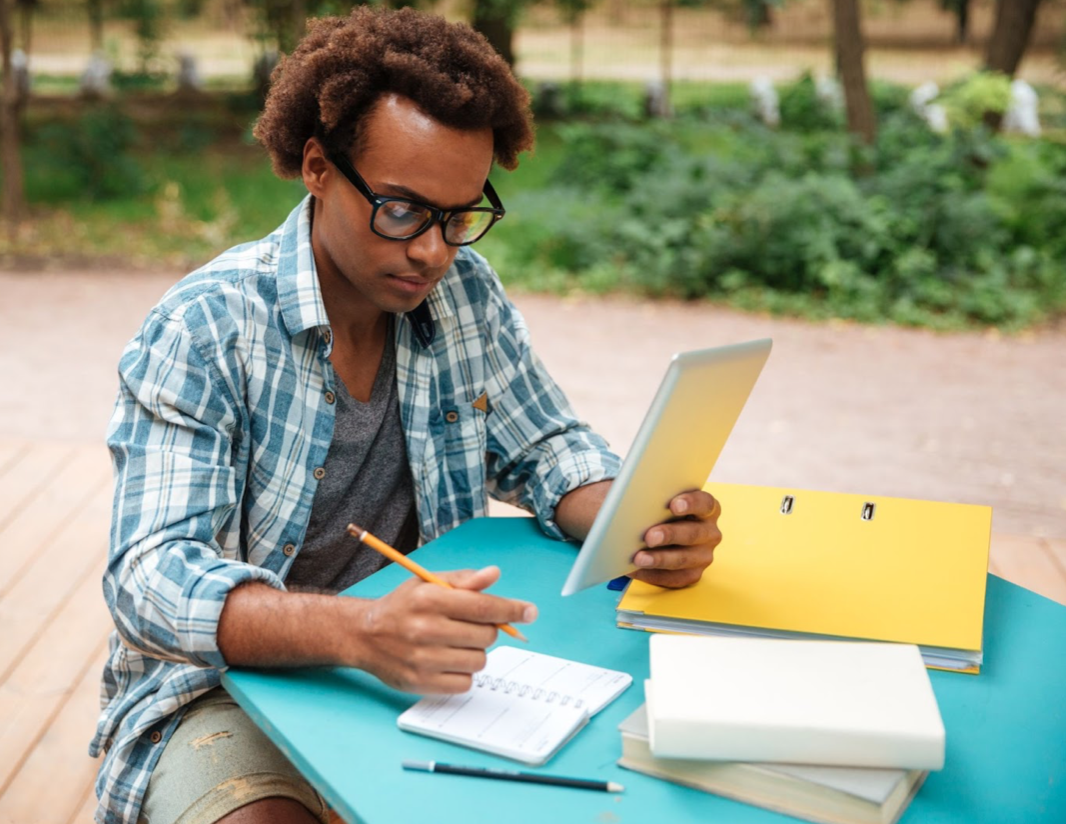 1 e writing skills. Серьезный человек. серьезный человек доска. man writing. study alone.